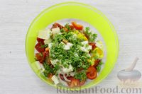 Фото приготовления рецепта: Салат с помидорами, болгарским перцем и плавленым сыром - шаг №6