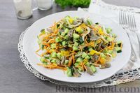 Фото приготовления рецепта: Салат с куриными сердечками, морковью по-корейски, огурцами и перцем - шаг №13