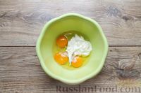 Фото приготовления рецепта: Яичница-болтунья с помидорами, сыром и сметаной (в духовке) - шаг №5