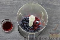 Фото приготовления рецепта: Смузи из малины и голубики - шаг №3