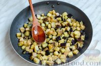 Фото приготовления рецепта: Салат с куриной печенью, жареными баклажанами, помидорами и перцем - шаг №5