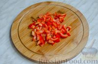 Фото приготовления рецепта: Салат с куриной печенью, жареными баклажанами, помидорами и перцем - шаг №6