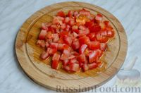 Фото приготовления рецепта: Салат с куриной печенью, жареными баклажанами, помидорами и перцем - шаг №7