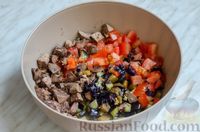 Фото приготовления рецепта: Салат с куриной печенью, жареными баклажанами, помидорами и перцем - шаг №10