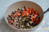 Фото приготовления рецепта: Салат с куриной печенью, жареными баклажанами, помидорами и перцем - шаг №11