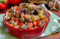 Фото приготовления рецепта: Салат с куриной печенью, жареными баклажанами, помидорами и перцем - шаг №12