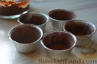 Фото приготовления рецепта: Шоколадные маффины "Брауни" с влажной серединкой - шаг №7