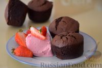 Фото приготовления рецепта: Шоколадные маффины "Брауни" с влажной серединкой - шаг №11