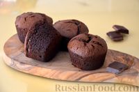 Фото приготовления рецепта: Шоколадные маффины "Брауни" с влажной серединкой - шаг №10