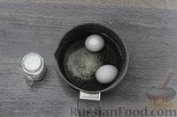 Фото приготовления рецепта: Жареная картошка с сосисками и отварными яйцами - шаг №2