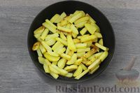 Фото приготовления рецепта: Жареная картошка с сосисками и отварными яйцами - шаг №4