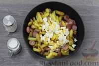 Фото приготовления рецепта: Жареная картошка с сосисками и отварными яйцами - шаг №6