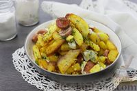 Фото приготовления рецепта: Жареная картошка с сосисками и отварными яйцами - шаг №8