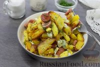 Фото приготовления рецепта: Жареная картошка с сосисками и отварными яйцами - шаг №9
