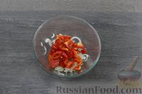 Фото приготовления рецепта: Салат из помидоров с фасолью, болгарским перцем и брынзой - шаг №4