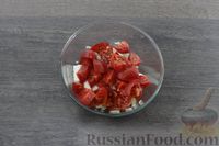 Фото приготовления рецепта: Салат из помидоров с фасолью, болгарским перцем и брынзой - шаг №6