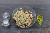 Фото приготовления рецепта: Салат из помидоров с фасолью, болгарским перцем и брынзой - шаг №8