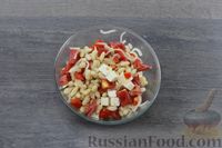 Фото приготовления рецепта: Салат из помидоров с фасолью, болгарским перцем и брынзой - шаг №9