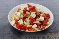 Фото приготовления рецепта: Салат из помидоров с фасолью, болгарским перцем и брынзой - шаг №10