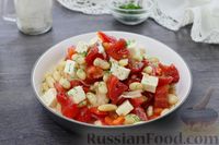 Фото приготовления рецепта: Салат из помидоров с фасолью, болгарским перцем и брынзой - шаг №11