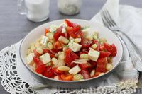 Фото к рецепту: Салат из помидоров с фасолью, болгарским перцем и брынзой