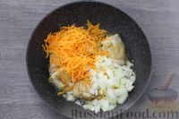 Фото приготовления рецепта: Курица, тушенная с морковью и луком - шаг №4
