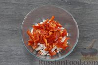 Фото приготовления рецепта: Крабовый салат с овощами, сыром и грецкими орехами - шаг №3