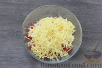 Фото приготовления рецепта: Крабовый салат с овощами, сыром и грецкими орехами - шаг №5
