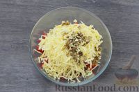 Фото приготовления рецепта: Крабовый салат с овощами, сыром и грецкими орехами - шаг №6