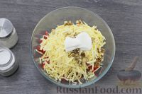 Фото приготовления рецепта: Крабовый салат с овощами, сыром и грецкими орехами - шаг №7