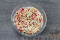 Фото приготовления рецепта: Крабовый салат с овощами, сыром и грецкими орехами - шаг №8