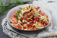 Фото приготовления рецепта: Крабовый салат с овощами, сыром и грецкими орехами - шаг №9