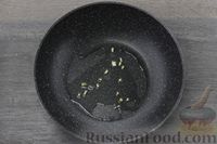 Фото приготовления рецепта: Паста с шампиньонами и соевым соусом - шаг №4