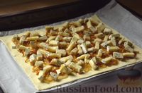 Фото приготовления рецепта: Слоёный тарт с карамелизованным луком и мягким сыром - шаг №8