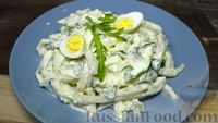 Фото к рецепту: Салат с кальмарами, руколой, сыром и перепелиными яйцами