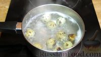 Фото приготовления рецепта: Салат с кальмарами, руколой, сыром и перепелиными яйцами - шаг №1