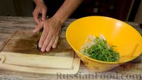 Фото приготовления рецепта: Салат с кальмарами, руколой, сыром и перепелиными яйцами - шаг №3
