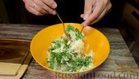 Фото приготовления рецепта: Салат с кальмарами, руколой, сыром и перепелиными яйцами - шаг №4