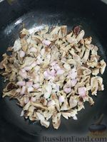 Фото приготовления рецепта: Куриные желудочки в сметанном соусе с овощами и сыром - шаг №3