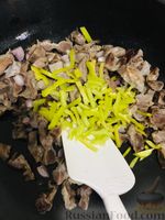 Фото приготовления рецепта: Куриные желудочки в сметанном соусе с овощами и сыром - шаг №4