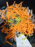 Фото приготовления рецепта: Куриные желудочки в сметанном соусе с овощами и сыром - шаг №5