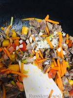 Фото приготовления рецепта: Куриные желудочки в сметанном соусе с овощами и сыром - шаг №7