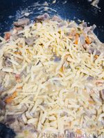 Фото приготовления рецепта: Куриные желудочки в сметанном соусе с овощами и сыром - шаг №11