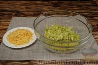 Фото приготовления рецепта: Закусочные маффины из кабачков с сыром и зеленью - шаг №4