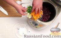 Фото приготовления рецепта: Щи из красной капусты (в мультиварке) - шаг №3