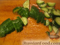 Фото приготовления рецепта: Простой салат из брынзы с овощами - шаг №6