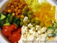 Фото приготовления рецепта: Простой салат из брынзы с овощами - шаг №10