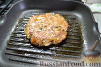 Фото приготовления рецепта: Гамбургер с куриной котлетой - шаг №4