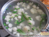 Фото приготовления рецепта: Рисовый суп с цветной капустой и спаржевой фасолью - шаг №7