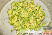 Фото приготовления рецепта: Салат из крабовых палочек и авокадо - шаг №2